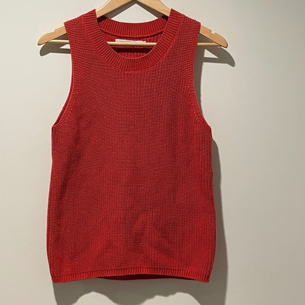 Sleeveless Knit Tank Top in Red